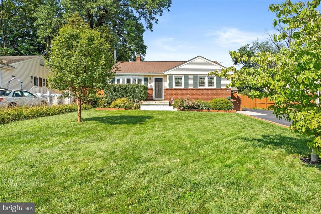 15 DECOU AVE, Ewing, NJ 08628