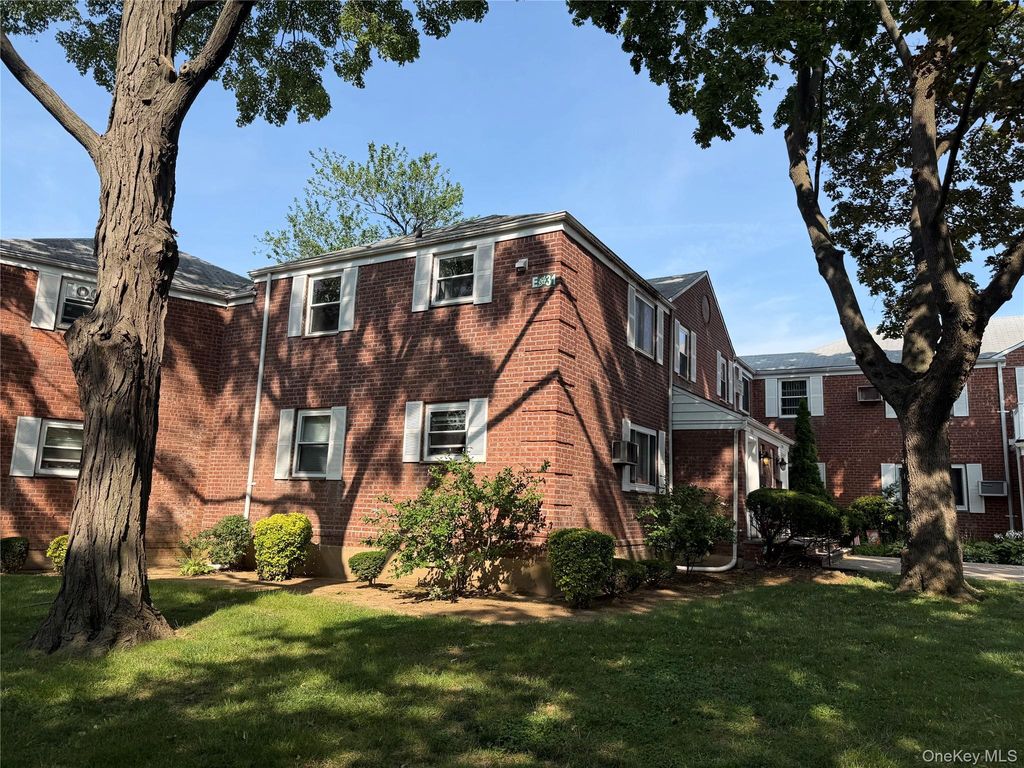 255-49 75th Avenue 2nd Floor, Glen Oaks, NY 11004 — photo 2