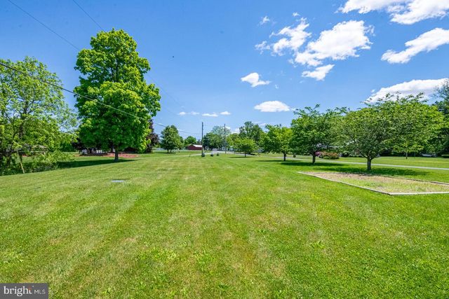20 NATURES RD, Pine Grove, PA 17963