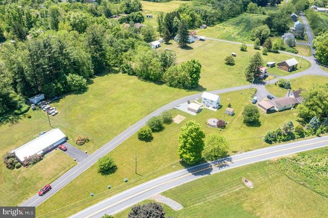20 NATURES RD, Pine Grove, PA 17963