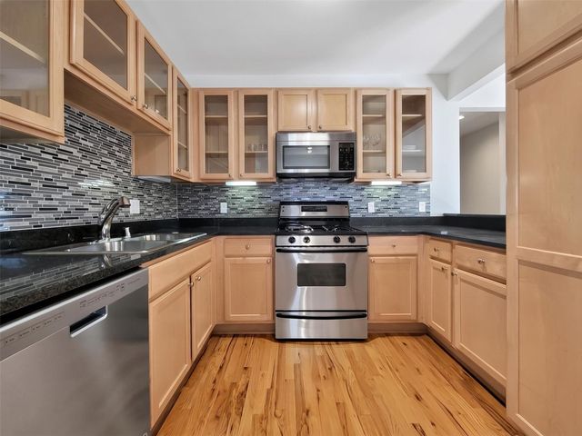 2520 Robinhood 800, Houston, TX 77005
