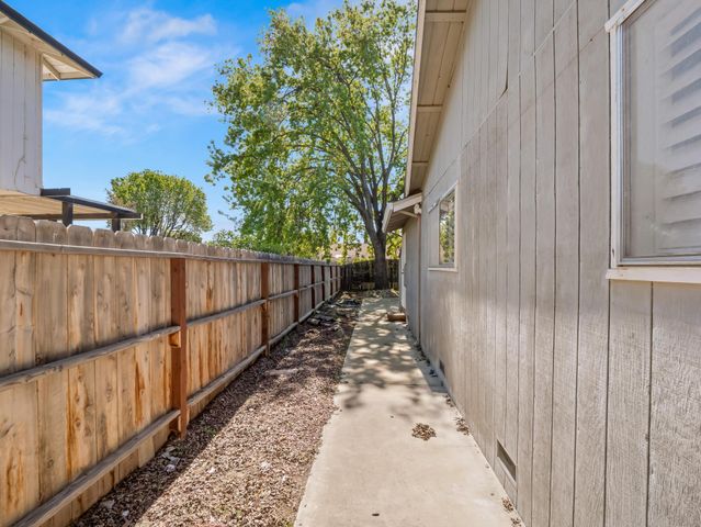 873 Cedar Lane, Lemoore, CA 93245