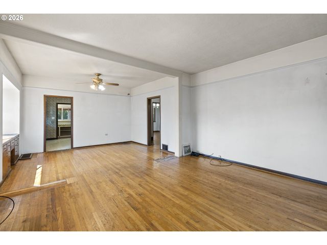 225 W ARLINGTON St, Gladstone, OR 97027