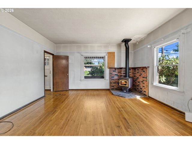 225 W ARLINGTON St, Gladstone, OR 97027
