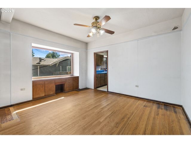 225 W ARLINGTON St, Gladstone, OR 97027