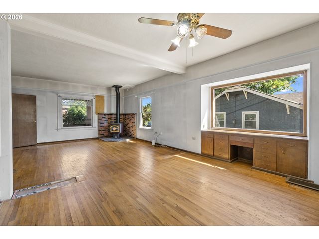 225 W ARLINGTON St, Gladstone, OR 97027
