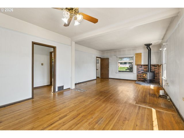 225 W ARLINGTON St, Gladstone, OR 97027