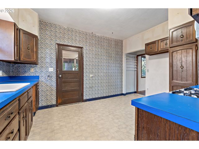 225 W ARLINGTON St, Gladstone, OR 97027