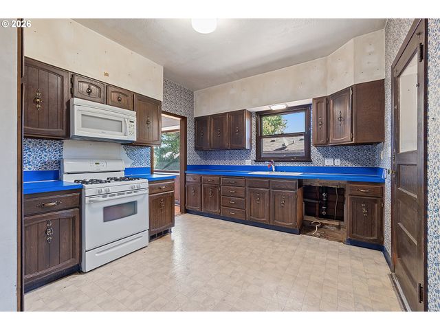 225 W ARLINGTON St, Gladstone, OR 97027