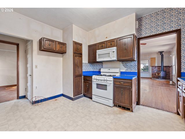 225 W ARLINGTON St, Gladstone, OR 97027