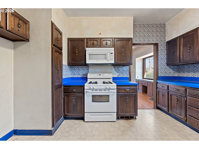 225 W ARLINGTON St, Gladstone, OR 97027