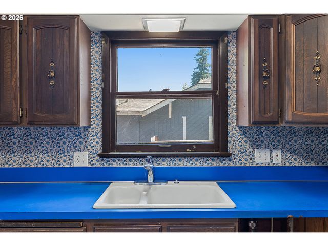 225 W ARLINGTON St, Gladstone, OR 97027