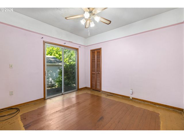 225 W ARLINGTON St, Gladstone, OR 97027