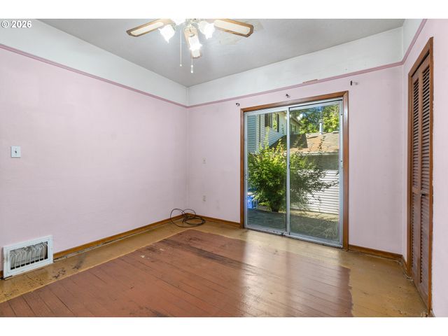225 W ARLINGTON St, Gladstone, OR 97027