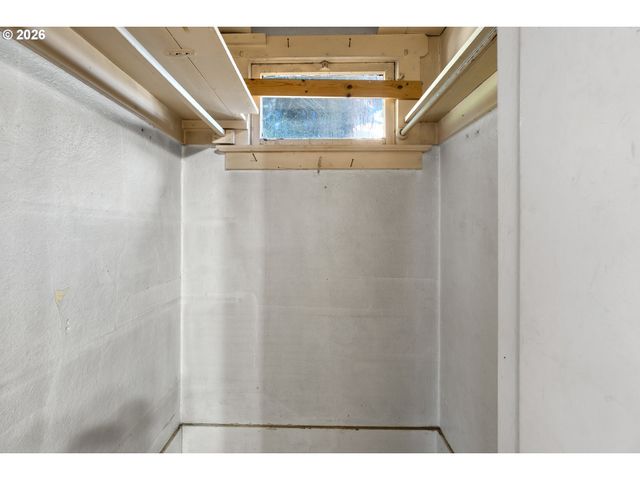 225 W ARLINGTON St, Gladstone, OR 97027