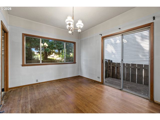 225 W ARLINGTON St, Gladstone, OR 97027