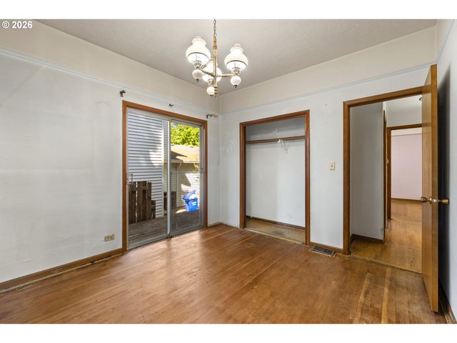 225 W ARLINGTON St, Gladstone, OR 97027