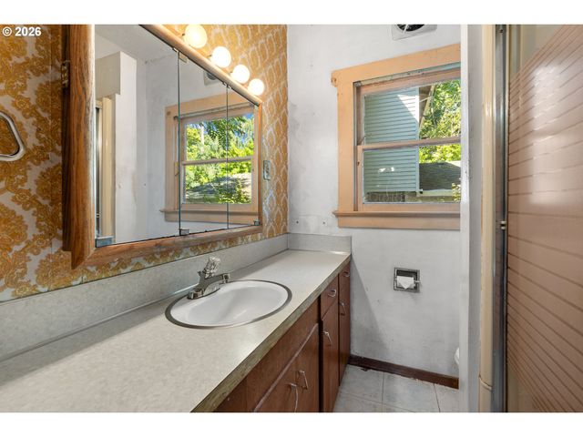 225 W ARLINGTON St, Gladstone, OR 97027