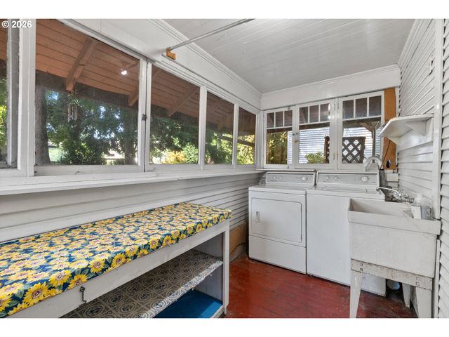 225 W ARLINGTON St, Gladstone, OR 97027