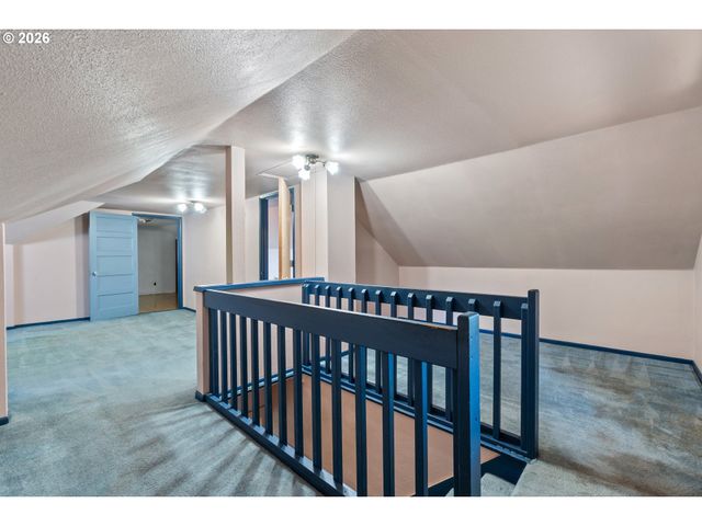 225 W ARLINGTON St, Gladstone, OR 97027