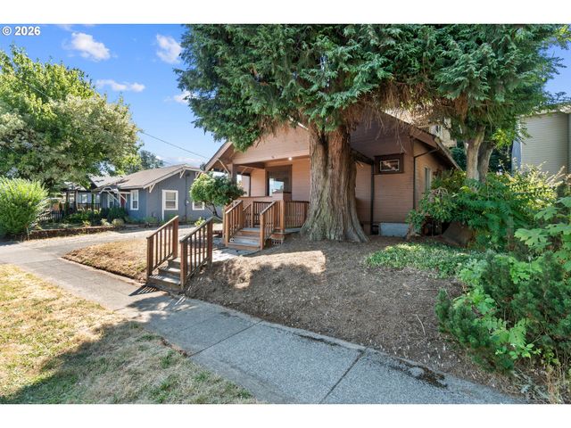 225 W ARLINGTON St, Gladstone, OR 97027