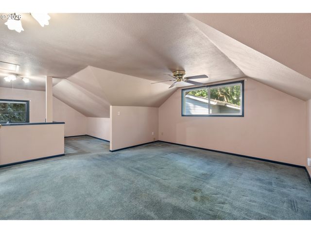225 W ARLINGTON St, Gladstone, OR 97027