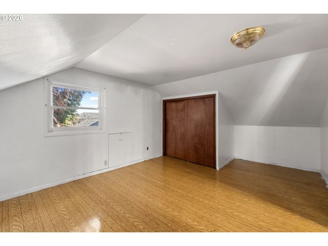 225 W ARLINGTON St, Gladstone, OR 97027