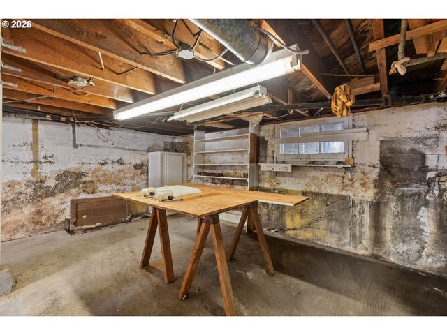 225 W ARLINGTON St, Gladstone, OR 97027