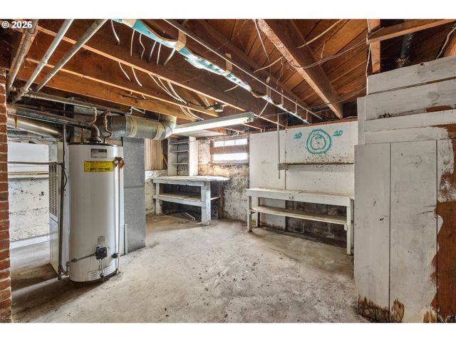 225 W ARLINGTON St, Gladstone, OR 97027