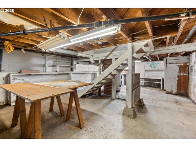 225 W ARLINGTON St, Gladstone, OR 97027