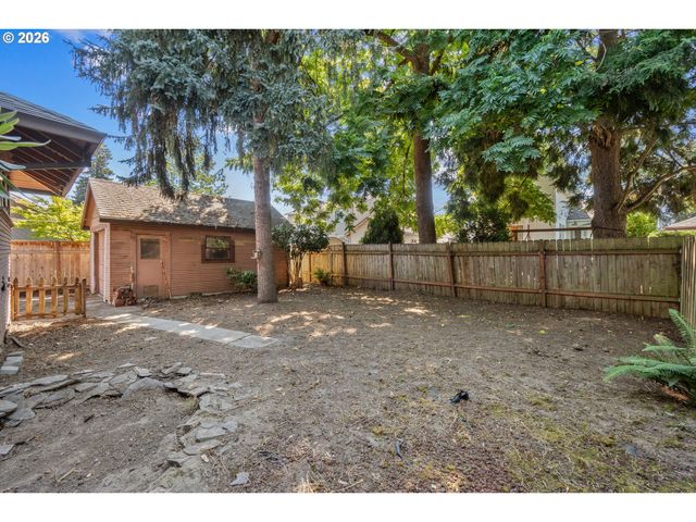 225 W ARLINGTON St, Gladstone, OR 97027