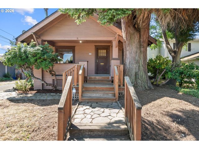 225 W ARLINGTON St, Gladstone, OR 97027