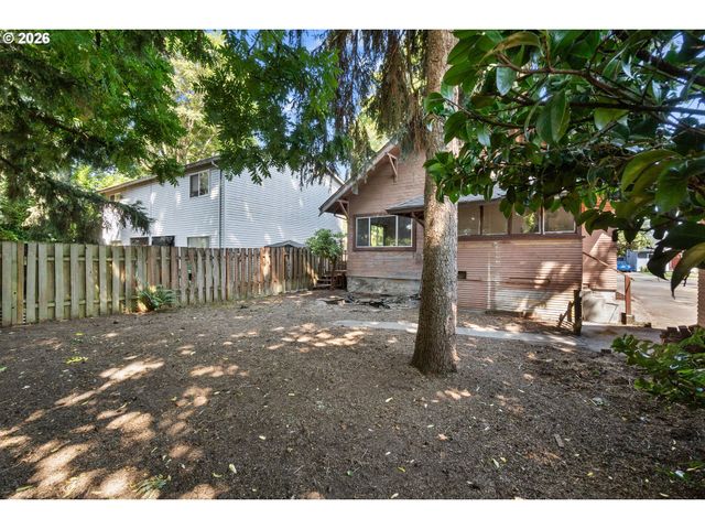 225 W ARLINGTON St, Gladstone, OR 97027