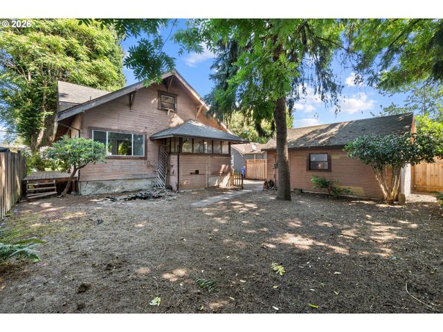 225 W ARLINGTON St, Gladstone, OR 97027