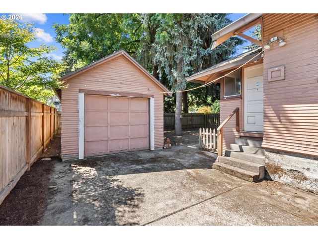 225 W ARLINGTON St, Gladstone, OR 97027