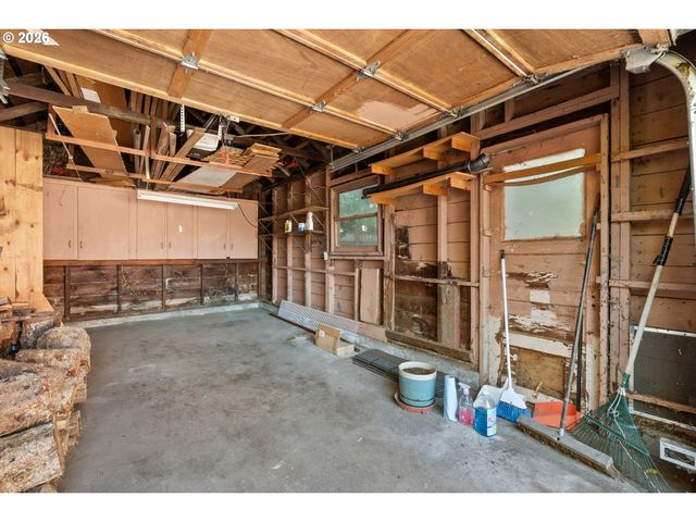 225 W ARLINGTON St, Gladstone, OR 97027