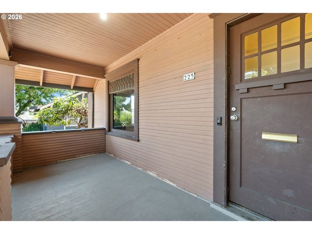 225 W ARLINGTON St, Gladstone, OR 97027