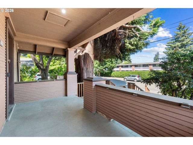 225 W ARLINGTON St, Gladstone, OR 97027
