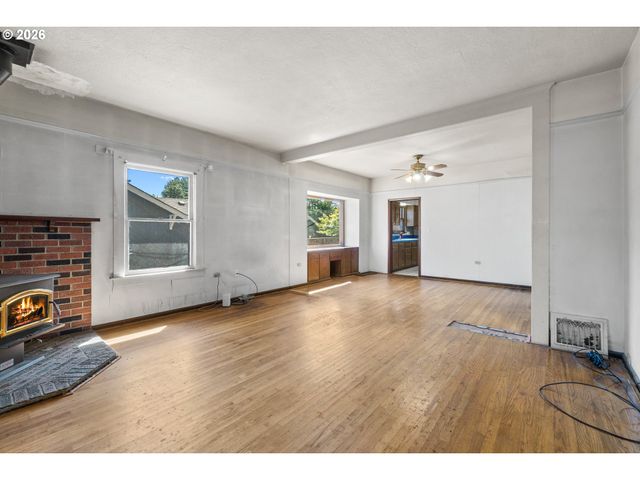 225 W ARLINGTON St, Gladstone, OR 97027
