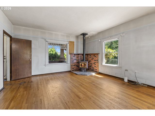 225 W ARLINGTON St, Gladstone, OR 97027