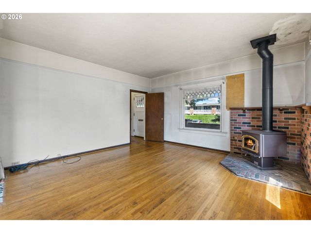 225 W ARLINGTON St, Gladstone, OR 97027
