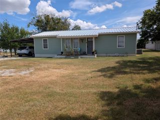 1502 E Highland Avenue, Comanche, TX 76442