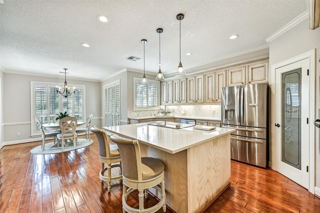 1904 Candlelight Court, Friendswood, TX 77546