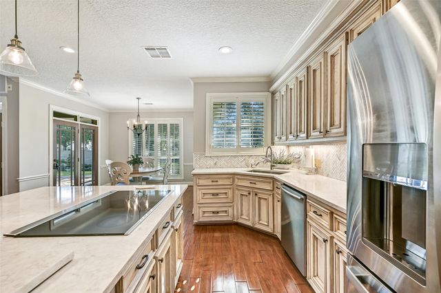 1904 Candlelight Court, Friendswood, TX 77546