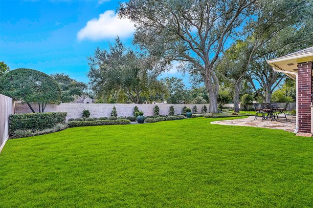 1904 Candlelight Court, Friendswood, TX 77546