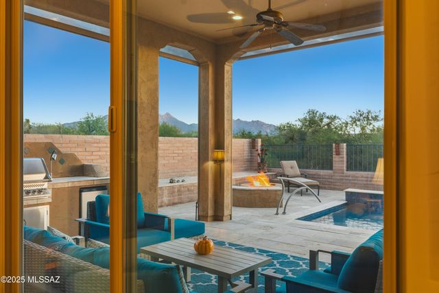 2304 E Madera Plateau Drive, Green Valley, AZ 85614