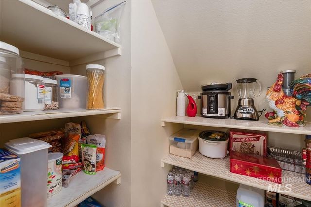 1083 E Legacy View Dr, Meridian, ID 83646