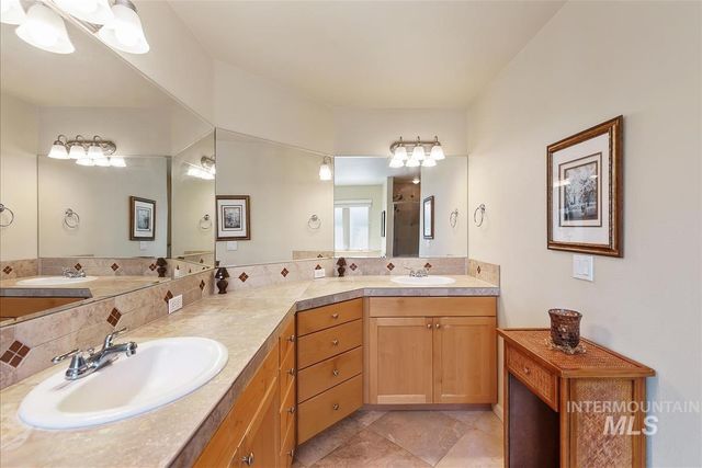 1083 E Legacy View Dr, Meridian, ID 83646