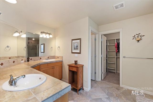 1083 E Legacy View Dr, Meridian, ID 83646