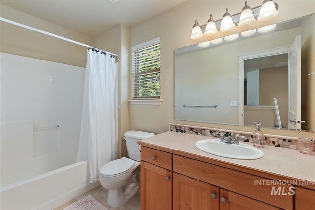 1083 E Legacy View Dr, Meridian, ID 83646